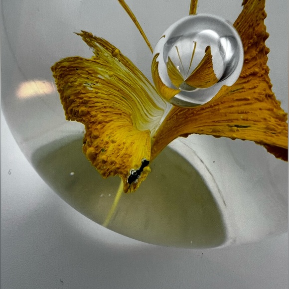 Vintage K’s Collection paper weight yellow flower with little ant bubble - Picture 10 of 10